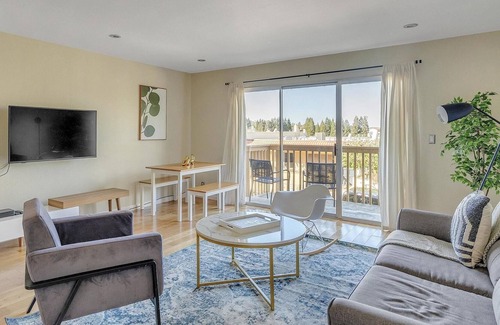 Farm Hills Apartment | Beautiful 2BR Apt in Redwood City w/ Office
