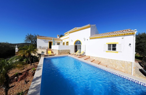Santa Catarina da Fonte do Bispo Villa | Beautiful 3 bed Family Villa W/Pool, Tranquil Rural nr village .