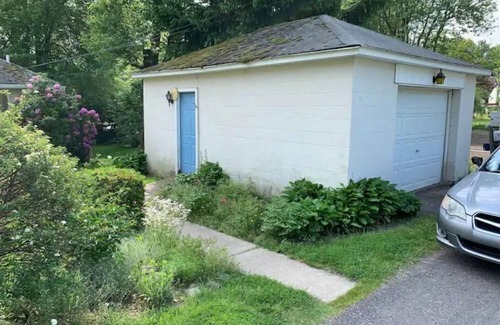 Sweet Valley House | Beautiful 3 Bedroom Lakefront Home