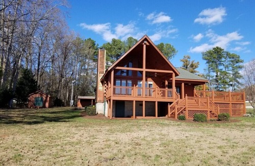 Henrico House | Beautiful 3 bedroom, 2 bath Log Home with Sandy Beach & Expansive Lake Views!
