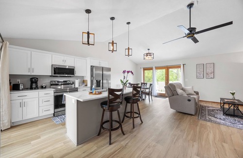 Weber House | Beautiful 3-bedroom/4 bed house in IC in Great Location