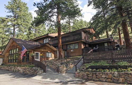 Estes Park Ski Chalet | Beautiful 3 bedroom Chalet with Mountain Views, Personal Hot tub,