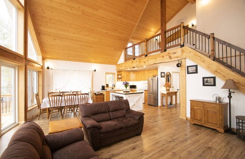 Muskoka Lakes Cottage | Beautiful 3 bedroom chalet like cottage on Lake Muskoka: family friendly