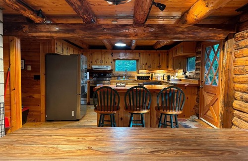 Thornton Cabin | Beautiful 3 Bedroom Log Cabin - White Mountains
