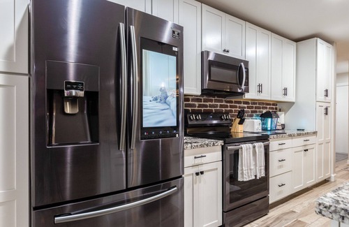 Orangeland House | Beautiful 3 bedroom Phoenix home with cable, WiFi, washer, dryer, & more