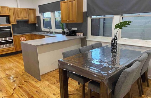 Royal Park House | Beautiful 3 Bedrooms BNB between Airport and Sea