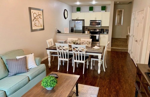 Campbell House | Beautiful 3 bedrooms townhome, bright living room, HD TV