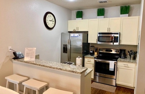 Campbell House | Beautiful 3 bedrooms townhome, bright living room, HD TV