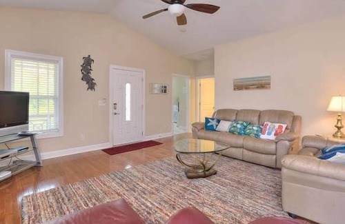 Tranquil Harbour House | BEAUTIFUL 3 BR/2.5 BA Home-Close to Beach & Waterway-Private POOL-Sleeps 8