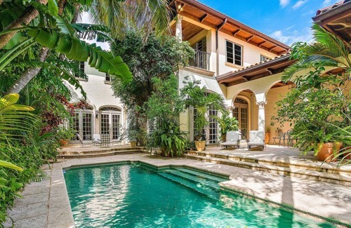 Palm Beach House | Beautiful 3 Br. Townhome (101130) by Houzlet