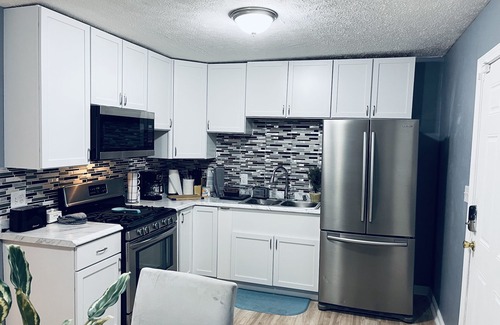 Cleveland House | Beautiful 3 BR Townhouse Near Downtown - Pet Friendly - Fenced Yard!