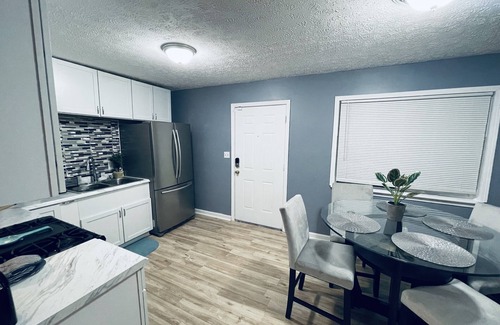 Cleveland House | Beautiful 3 BR Townhouse Near Downtown - Pet Friendly - Fenced Yard!