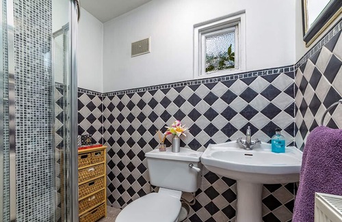 Redbridge House | Beautiful 4 bed 3 bath family home next to parks, shops, central London trains