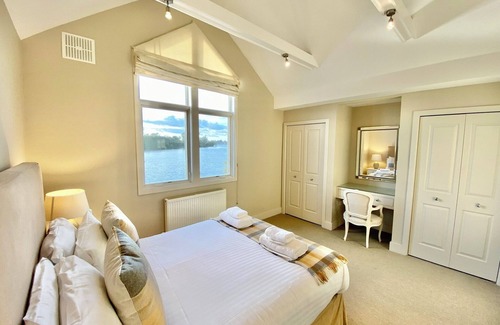 South Cerney Cabin | Beautiful 4 bed lakeside lodge in the Cotswolds. Private deck & STUNNING views
