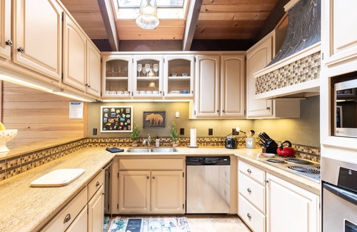 Truckee House | Beautiful 4-Bedroom Contemporary Mountain Home in Northstar by RedAwning Save 10% on 3 Nights, 15% on 5 Nights!