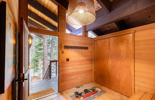 Truckee House | Beautiful 4-Bedroom Contemporary Mountain Home in Northstar by RedAwning Save 10% on 3 Nights, 15% on 5 Nights!