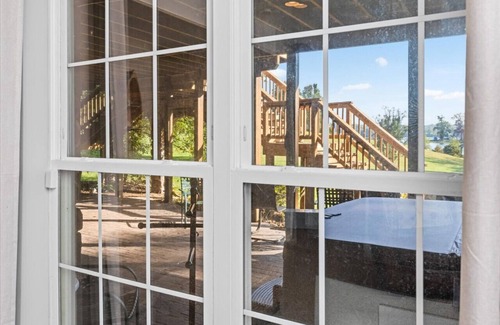Livingston Cottage | Beautiful 4-Bedroom Lakefront Cottage with Dock