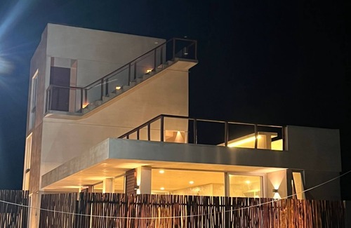Chicxulub Puerto House | Beautiful 4 Bedroom Villa - 3 minute walk to the Beach!
