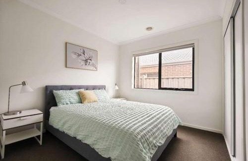 Point Cook Villa | Beautiful 4 Bedrooms Houses