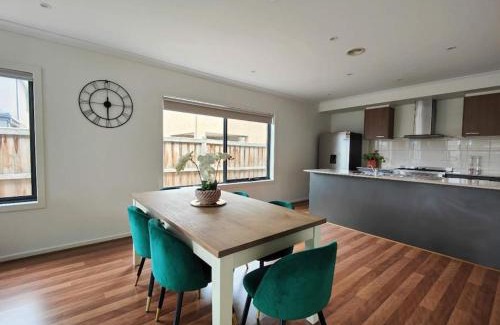 Point Cook Villa | Beautiful 4 Bedrooms Houses