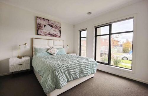 Point Cook Villa | Beautiful 4 Bedrooms Houses