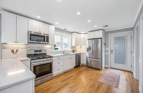 Seabrook House | Beautiful 5-bedroom house Steps to Seabrook beach!