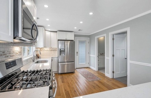 Seabrook House | Beautiful 5-bedroom house Steps to Seabrook beach!