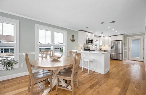 Seabrook House | Beautiful 5-bedroom house Steps to Seabrook beach!