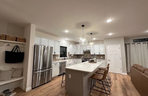Sister Lakes House | Beautiful 5 star home overlooking Round Lake 6 bedrooms
