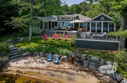 Muskoka Lakes Cottage | Beautiful 6 bed, 3 bath on Lake Muskoka, All Season! Sun all Day! Sand Beach!