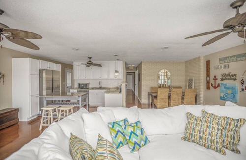 Union House | Beautiful 6 bedroom lake house with pontoon available for rent