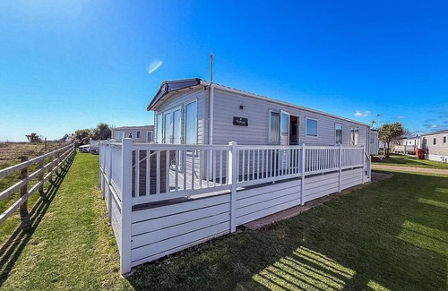 Pakefield House | Beautiful 6 berth caravan with full sea views for hire in Suffolk ref 68002CR