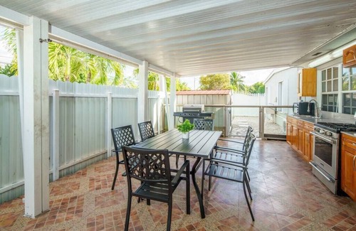 Hialeah Villa | Beautiful 7-Bedroom Villa with Pool