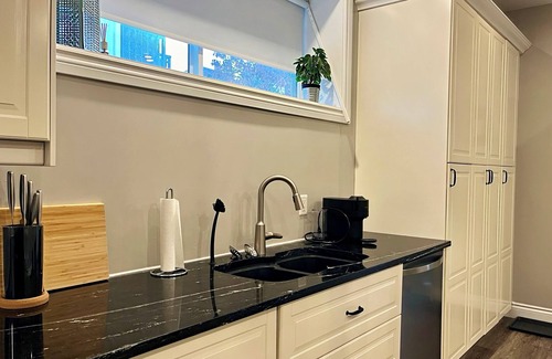 North End Apartment | Beautiful and Central - 2 bedroom, 2 Bath Apartment located in lovely Halifax!
