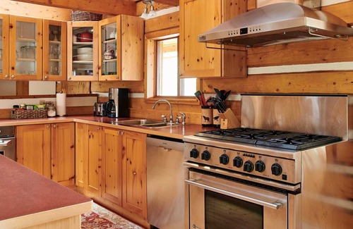 Ibex Valley House | Beautiful and Comfortable Log Home with Mountain Views