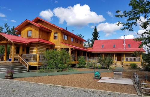 Ibex Valley House | Beautiful and Comfortable Log Home with Mountain Views