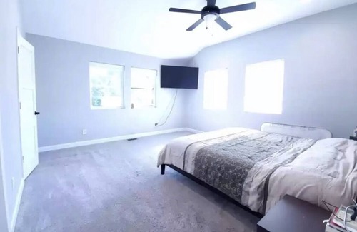 Fox Valley House | Beautiful and Spacious Home in Aurora