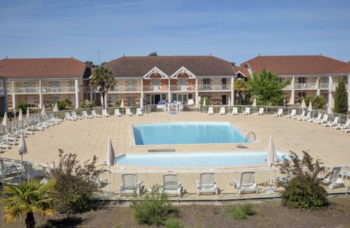 Le Verdon-sur-Mer Apartment | Beautiful apartment for 4 people with pool, WIFI, TV, terrace and pets allowed
