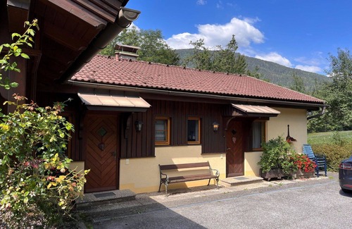 Treffen Villa | Beautiful apartment in villa for 4 guests with WIFI, TV, terrace and pets allowed