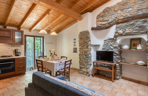 Valloria House | Beautiful apartment in villa for 8 people with WIFI, TV, patio and pets allowed