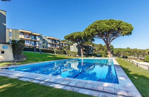 Calella de Palafrugell Apartment | Beautiful apartment for 4 people with WIFI, pool, TV, terrace, panoramic view and parking