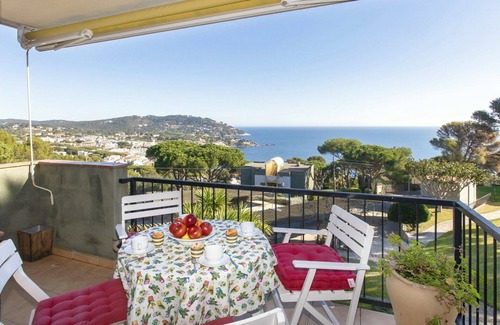 Calella de Palafrugell Apartment | Beautiful apartment for 4 people with WIFI, pool, TV, terrace, panoramic view and parking