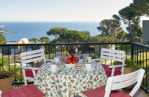 Calella de Palafrugell Apartment | Beautiful apartment for 4 people with WIFI, pool, TV, terrace, panoramic view and parking