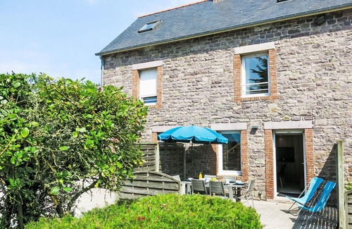 Pleherel-Plage-Vieux-Bourg House | Beautiful apartment in villa for 4 guests with WIFI, TV, terrace and pets allowed