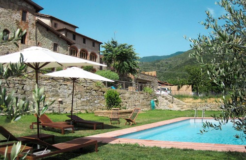 Pian di Sco House | Beautiful apartment in villa for 4 people with WIFI, pool, TV and terrace