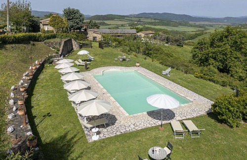 Radicondoli Villa | Beautiful apartment in villa for 4 people with pool, WIFI and panoramic view