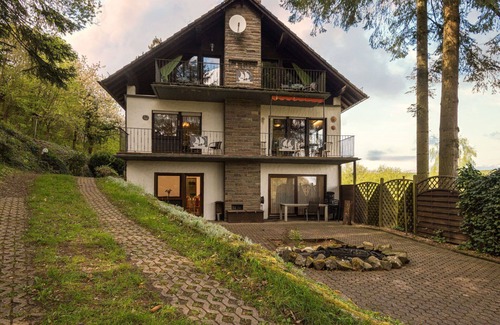 Immerath Apartment | Beautiful apartment for 7 guests with WIFI, TV, terrace and pets allowed