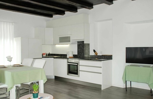 Vira Apartment | Beautiful apartment for 3 people with WIFI, pool, TV and patio