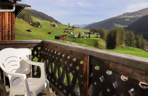 Frauenkirch Apartment | Beautiful apartment for 3 people with WIFI, TV, terrace and panoramic view