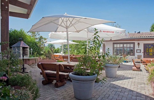 Bad Emstal House | Beautiful apartment in villa for 3 people with WIFI, pool, TV, terrace and pets allowed